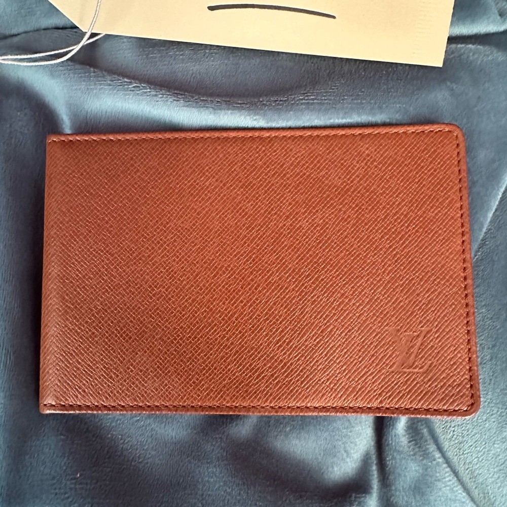 Louis Vuitton Elegant Brown taiga Leather card holder 2 windowed pockets